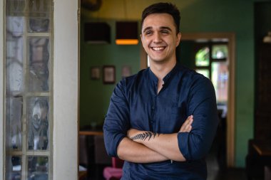 Ön manzara portresi. Genç, kendine güvenen bir erkek.