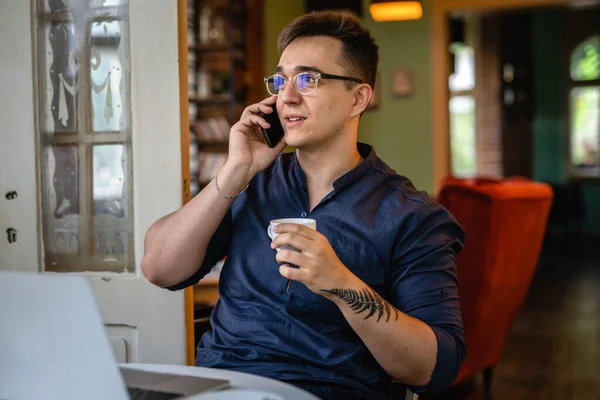 Egy Férfi Fiatal Kaukázusi Férfi Irodában Otthon Vagy Kávézóban Dolgozik — Stock Fotó