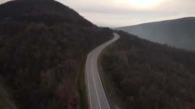 Sonbahar günü otomobillerin geçtiği yol üzerindeki hava manzarası, Tresibaba Sırbistan 'daki asfalt üzerindeki orman ağaçlarının arasında seyir konsepti.