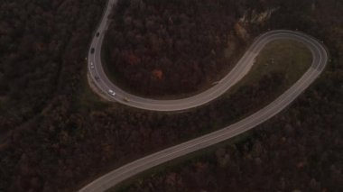 Sonbahar günü otomobillerin geçtiği yol üzerindeki hava manzarası, Tresibaba Sırbistan 'daki asfalt üzerindeki orman ağaçlarının arasında seyir konsepti.