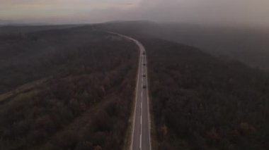 Sonbahar günü otomobillerin geçtiği yol üzerindeki hava manzarası, Tresibaba Sırbistan 'daki asfalt üzerindeki orman ağaçlarının arasında seyir konsepti.