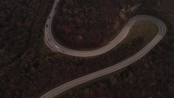 Letecký Pohled Silnici Automobily Projíždějící Cestovní Pojetí Podzimní Den Koryto — Stock video