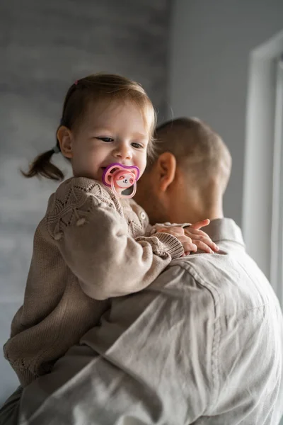 Apa Lánya Felnőtt Kaukázusi Férfi Tartja Kisgyermekét Kisgyermek Ablaknál Otthon — Stock Fotó