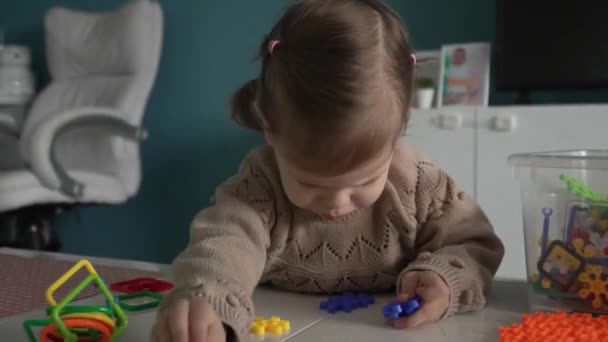 Ein Kind Kleine Kaukasische Mädchen Kleines Kleinkind Mit Brustwarzenschnuller Spielen — Stockvideo