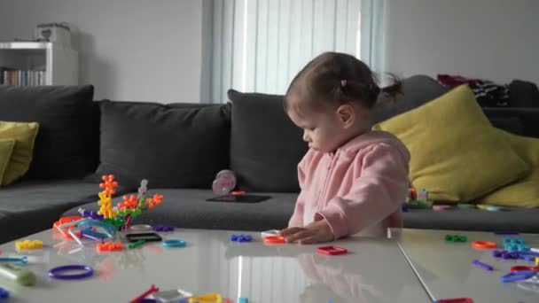 Bir Çocuk Küçük Beyaz Kız Meme Ucu Emziği Olan Evde — Stok video