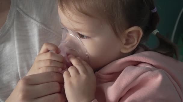 Niño Pequeño Madre Usando Nebulizador Hogar Mujer Sostiene Niño Pequeño — Vídeos de Stock
