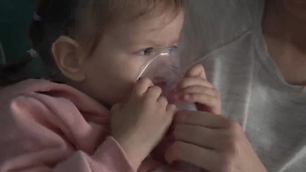 一名幼儿及母亲在家中使用雾化器妇女在家中使用蒸汽机吸入口罩吸入药物治疗哮喘性支气管炎 — 图库视频影像