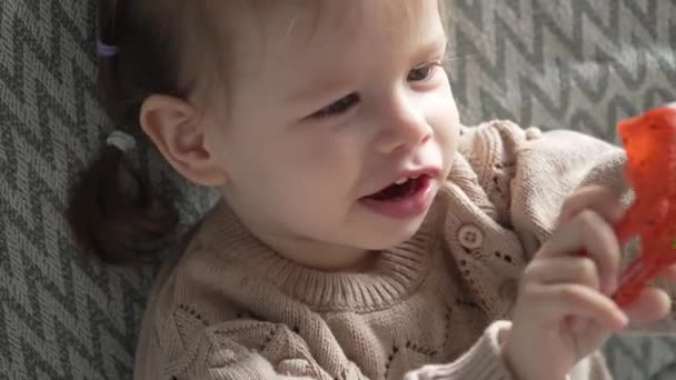 Egy Kis Kaukázusi Kislány Kisgyermek Csecsemő Tartja Műanyag Ujj Bábjáték — Stock videók