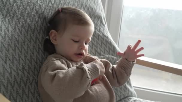 Une Petite Fille Caucasienne Petit Enfant Tout Petit Tenir Jouet — Video