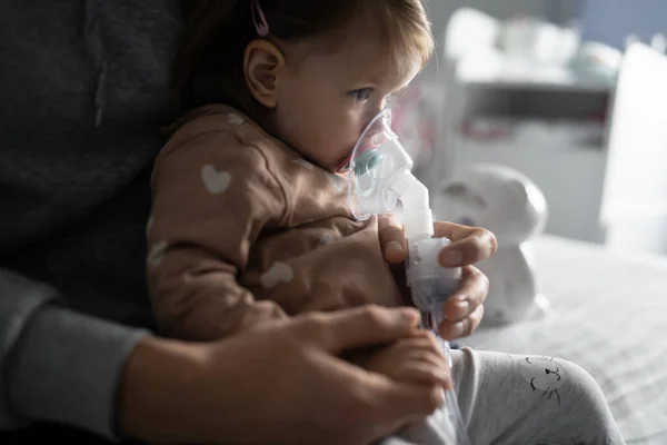 Uma Criança Usando Nebulizador Casa Criança Pequena Menina Usando Vapor — Fotografia de Stock