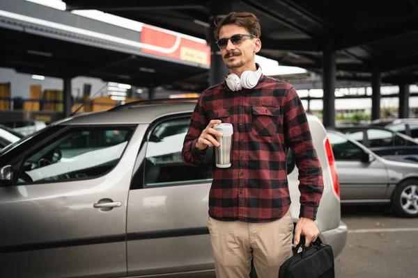 Vuxen Kaukasier Man Står Vid Bilen Parkeringen Medan Går Till — Stockfoto