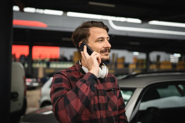 Genç Yetişkin Beyaz Bir Erkek Işe Giderken Cep Telefonuyla Konuşuyor — Stok fotoğraf