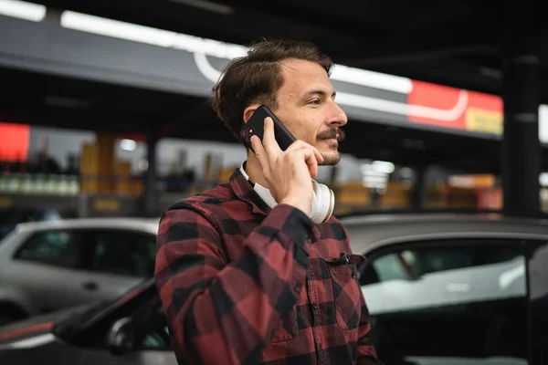 Genç Yetişkin Beyaz Bir Erkek Işe Giderken Cep Telefonuyla Konuşuyor — Stok fotoğraf