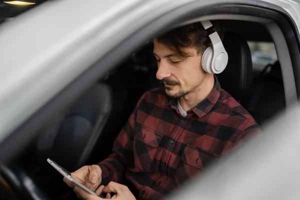 Yetişkin Beyaz Bir Erkek Kafasında Kulaklıkla Arabada Oturur Seyahat Sırasında — Stok fotoğraf