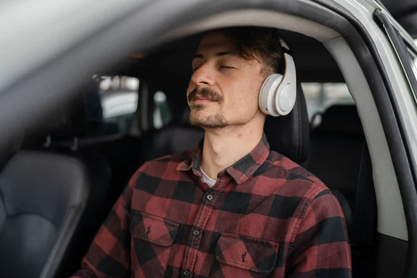 Genç Beyaz Bir Erkek Arabada Kulaklıkla Oturuyor Rehberli Meditasyon Gevşemesini — Stok fotoğraf
