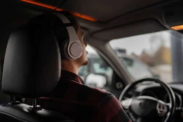 Genç Beyaz Bir Erkek Arabada Kulaklıkla Oturuyor Rehberli Meditasyon Gevşemesini — Stok fotoğraf
