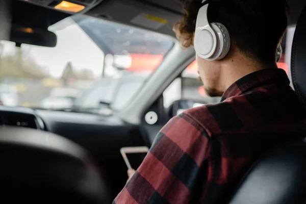 Jeden Mężczyzna Młody Biały Mężczyzna Siedzieć Samochodzie Siedzeniu Słuchawkami Słuchać — Zdjęcie stockowe
