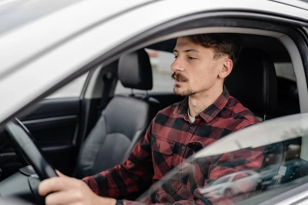 自動車旅行のコンセプトを運転しながら茶色の髪と車の大人のドライバーの服シャツに座って口ひげを持つ1人の男白人男性本物の人々はスペースをコピー — ストック写真