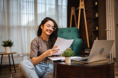 Evdeki dizüstü bilgisayarın önünde çalışan genç beyaz kadın hakkında ön görüş - Kız kitap okuyor sınav hazırlıyor çevrimiçi danışmanlık yapıyor - eğitim ve öğrenim kavramı