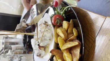 UGC kullanıcısının ürettiği UGC restoranındaki tabaktan patates cipsi ve gorgonzola peynirli et yiyen kimliği belirsiz kişiye yakından bakın. 