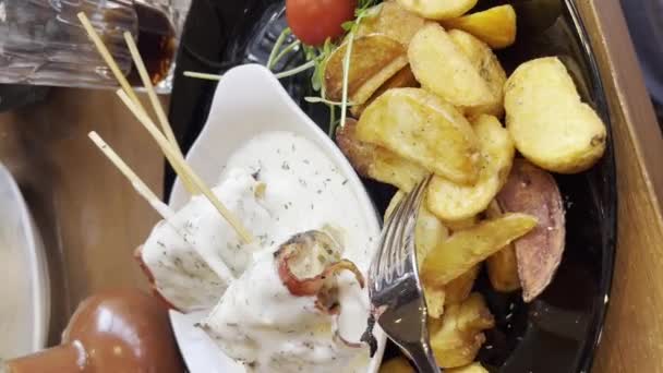 Покриті Руками Невідомі Люди Їдять Картопляні Чіпси Сирне Ясо Горгонзоли — стокове відео