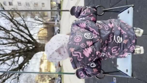 Egy Kislány Kisgyermek Két Éves Játszik Swing Városban Télen Vagy — Stock videók