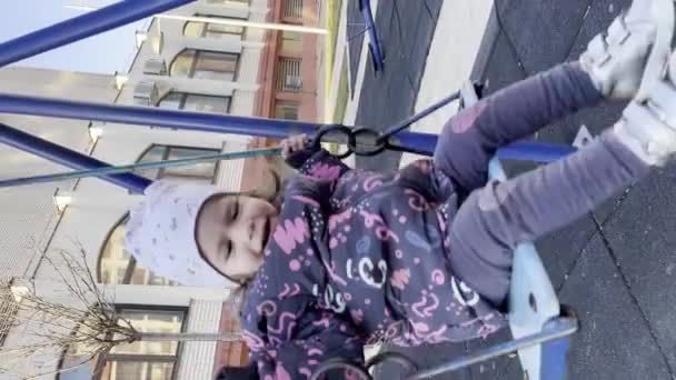 Egy Kislány Kisgyermek Két Éves Játszik Swing Városban Télen Vagy — Stock videók