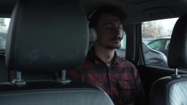 Genç Beyaz Bir Erkek Arabada Kulaklıkla Oturuyor Rehberli Meditasyon Gevşemesini — Stok video