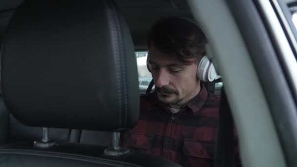 Один Чоловік Молодий Дорослий Білий Чоловік Сидить Машині Сидінні Навушниками — стокове відео
