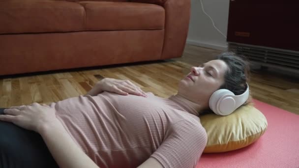 Μια Γυναίκα Ενήλικας Καυκάσιος Γυναίκα Χιλιετή Χρησιμοποιώντας Ακουστικά Για Απευθείας — Αρχείο Βίντεο