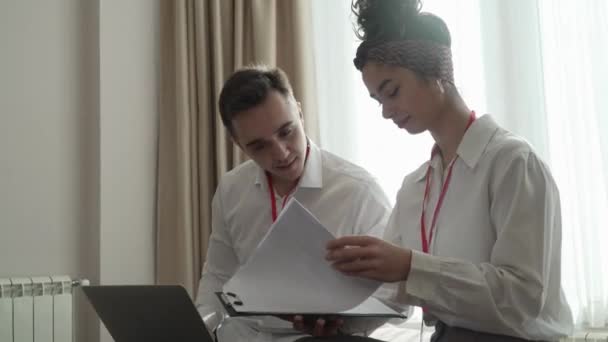 Two People Man Woman Colleagues Sitting Together Hotel Room Contracts — Vídeo de Stock