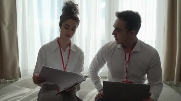 Two People Man Woman Colleagues Sitting Together Hotel Room Contracts — Vídeo de stock