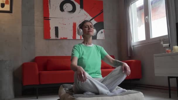 Старша Жінка Робить Керовану Медитацію Йога Практика Самодопомоги Вдома — стокове відео
