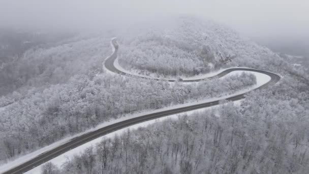Car Drive Snow Winter Day Road Mountain Range Aerial View — Vídeo de stock