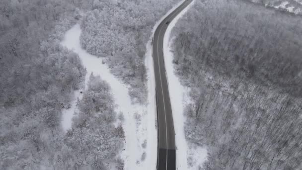 Car Drive Snow Winter Day Road Mountain Range Aerial View — Stok video