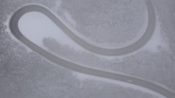 Car Drive Snow Winter Day Road Mountain Range Aerial View — Vídeo de stock