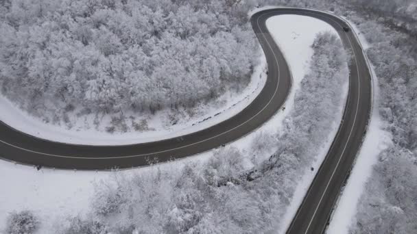 Car Drive Snow Winter Day Road Mountain Range Aerial View — Vídeos de Stock