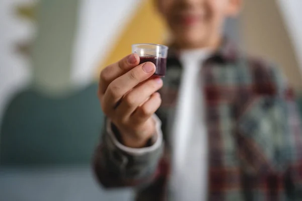 1人の少年 白人の子供6歳自宅で薬を飲んで — ストック写真