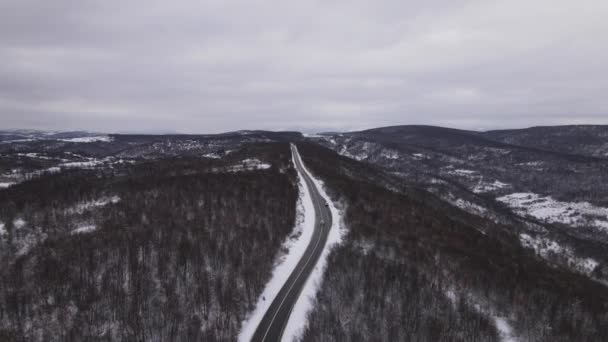 Auto Rijden Sneeuw Winterdag Weg Met Sneeuw Luchtfoto — Stockvideo