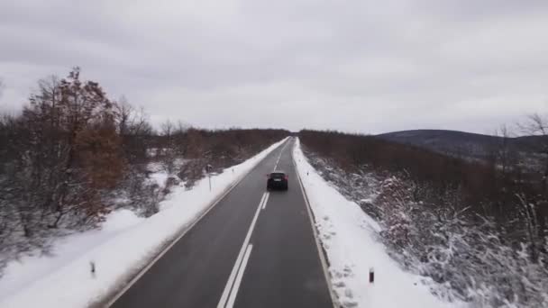 Car Drive Snow Winter Day Road Snow Aerial View — Wideo stockowe