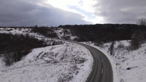 Conducción Coche Nieve Día Invierno Camino Con Vista Aérea Nieve — Vídeo de stock