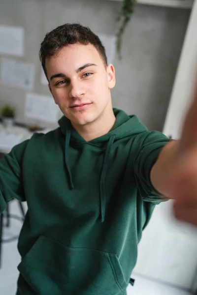 Evde Duran Bir Genç Adam Yeşil Kapüşonlu Ugc Özçekimi Giyiyor — Stok fotoğraf