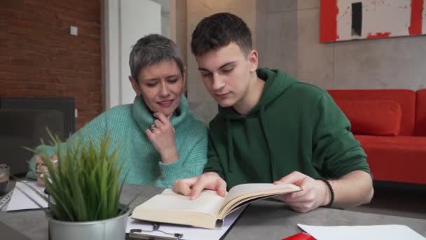 Один Студент Підліток Кавказький Чоловік Вчиться Допомогою Свого Вчителя Професора — стокове відео