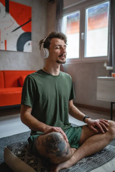 Jeden Muž Dospělý Kavkazský Muž Podlaze Používat Sluchátka Pro Line — Stock fotografie