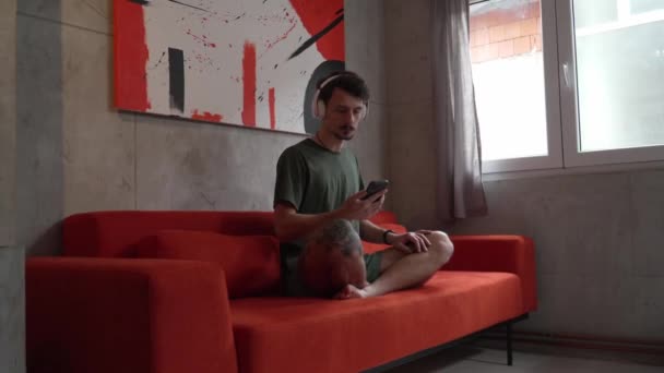 One Man Adult Caucasian Male Floor Home Use Headphones Smartphone — Vídeos de Stock