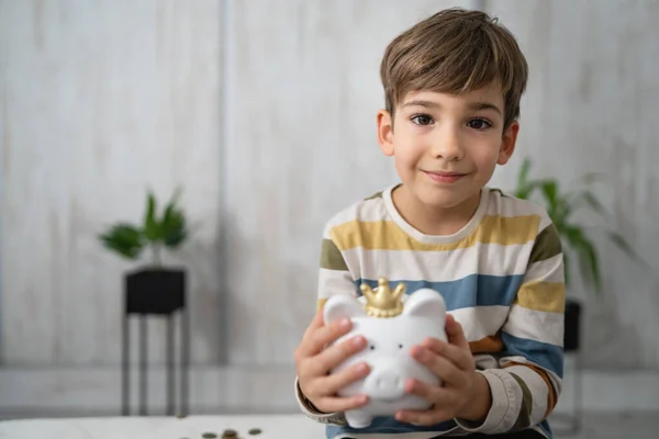 Retrato Caucasiano Menino Seis Anos Idade Economizando Dinheiro Com Porquinho — Fotografia de Stock