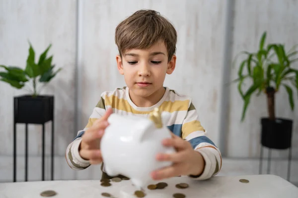 Menino Caucasiano Pequeno Seis Anos Idade Contar Dinheiro Poupanças Porquinho — Fotografia de Stock