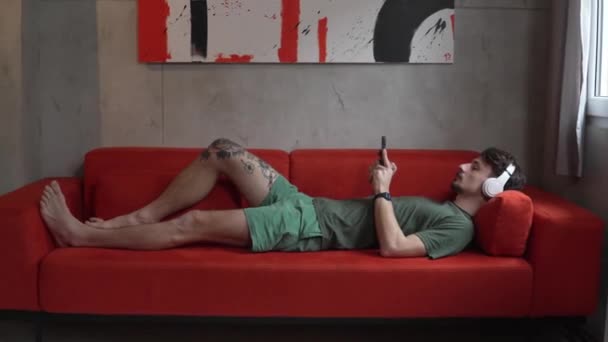 Yetişkin Bir Beyaz Adam Evde Kulaklıklarıyla Oturup Müzik Çalmak Için — Stok video