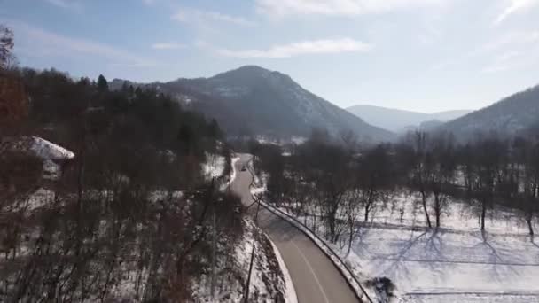 Car Drive Snow Winter Day Road Mountain Range Aerial View — Vídeo de Stock