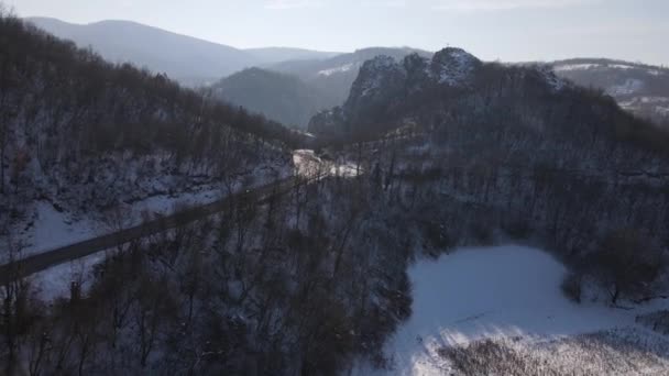Car Drive Snow Winter Day Road Mountain Range Aerial View — Vídeo de Stock